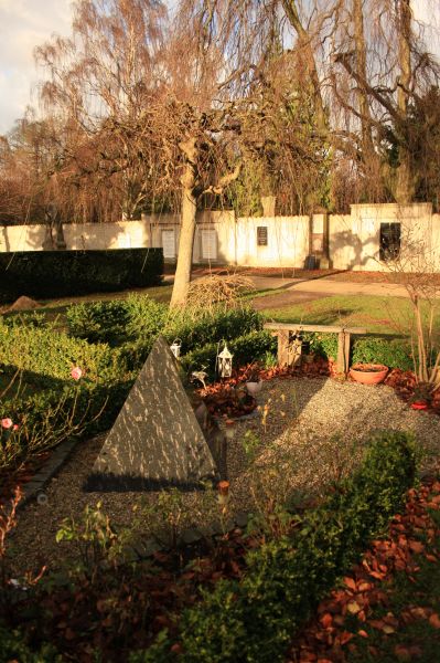 gal/Copenhagen/Assistens_Kirkegard/Assistens_Kirkegard_Cemetery_Copenhagen070.jpg