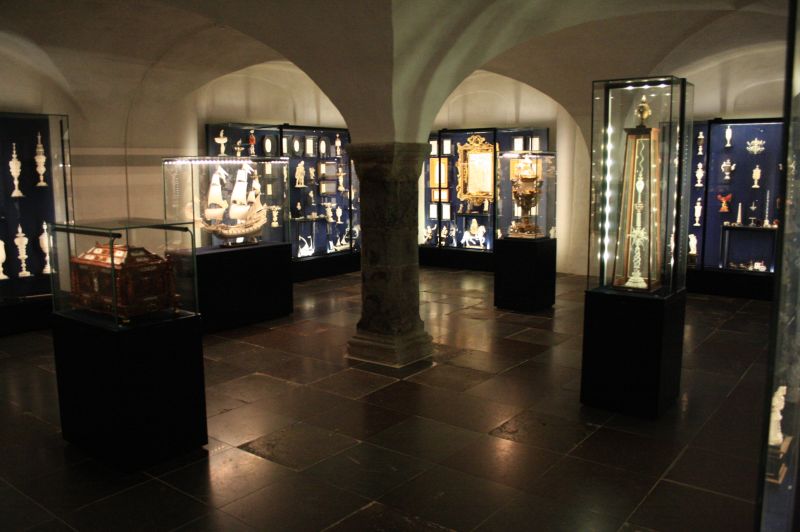 gal/Copenhagen/Rosenborg_Castle/Danish_Crown_Jewels/Rosenborg_Danish_Crown_Jewels_Treasury077.jpg