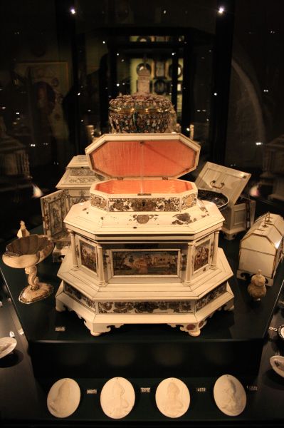 gal/Copenhagen/Rosenborg_Castle/Danish_Crown_Jewels/Rosenborg_Danish_Crown_Jewels_Treasury104.jpg