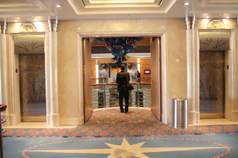 gal/Disney_Cruise_Line/Grand_Escalier/IMG_8129.JPG
