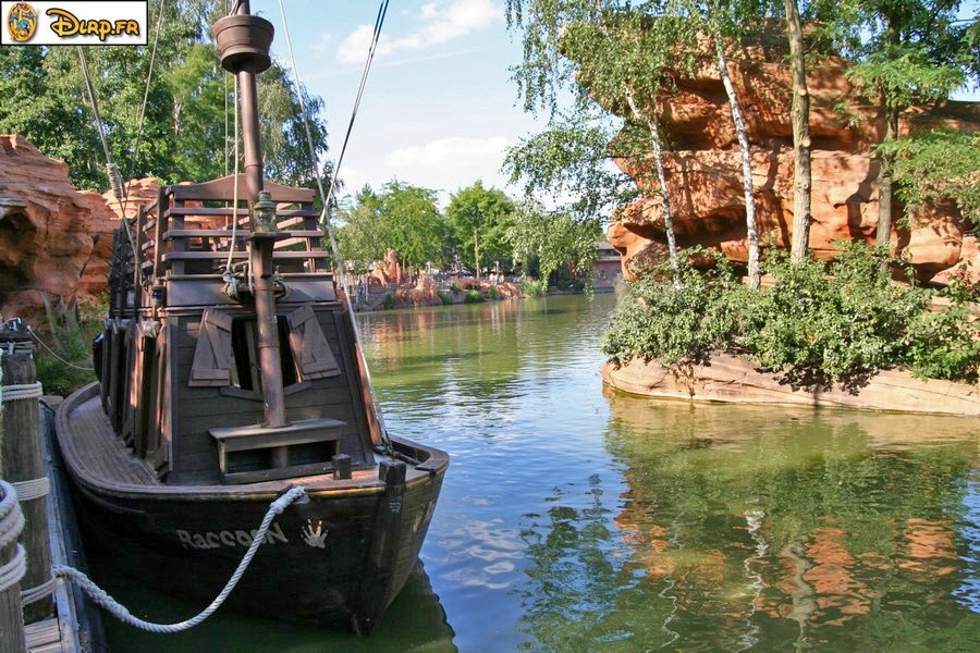 gal/Disneyland_Resort_Paris/Frontierland/River_Rogue_Keelboats/keelboats03.jpg