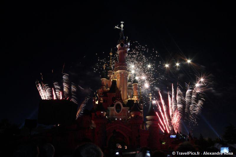 gal/Disneyland_Resort_Paris/fireworks/14_Juillet_2010/14_juillet_Disneyland_Chateau18.jpg