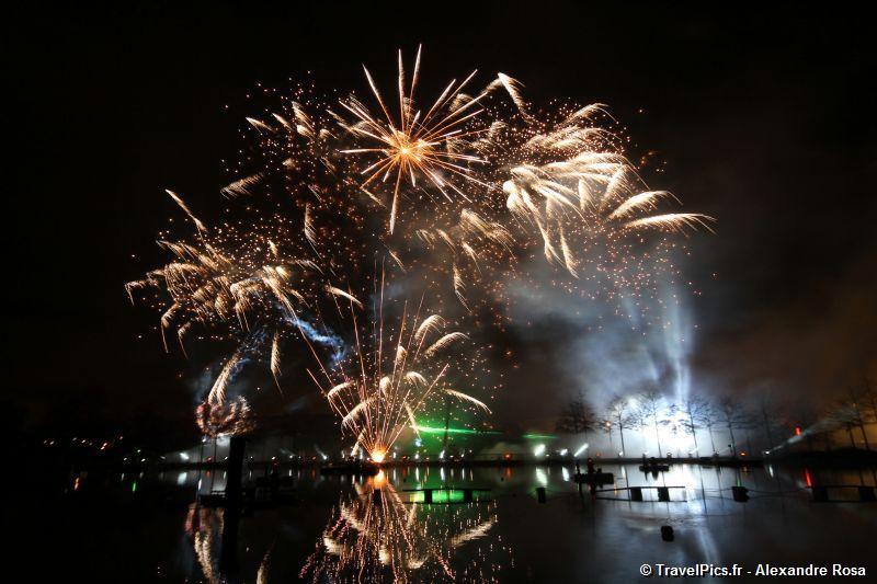 gal/Disneyland_Resort_Paris/fireworks/Bonfire_2010/Bonfire_Disney_Village_Mickey_Fireworks109.jpg