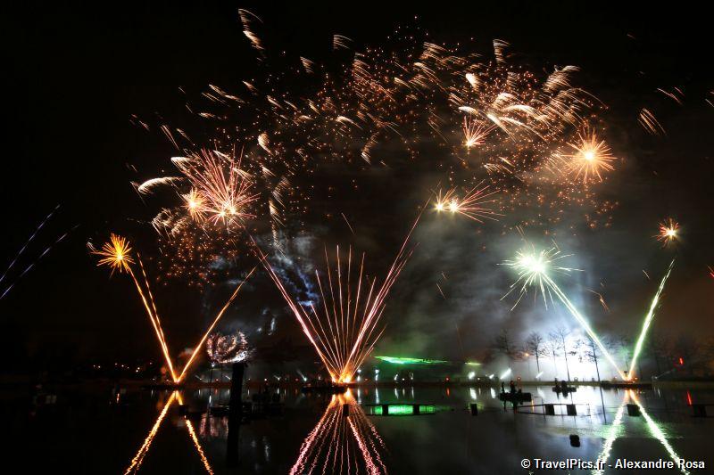 gal/Disneyland_Resort_Paris/fireworks/Bonfire_2010/Bonfire_Disney_Village_Mickey_Fireworks110.jpg