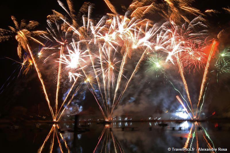 gal/Disneyland_Resort_Paris/fireworks/Bonfire_2010/Bonfire_Disney_Village_Mickey_Fireworks111.jpg