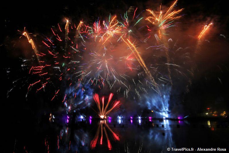 gal/Disneyland_Resort_Paris/fireworks/Bonfire_2010/Bonfire_Disney_Village_Mickey_Fireworks116.jpg