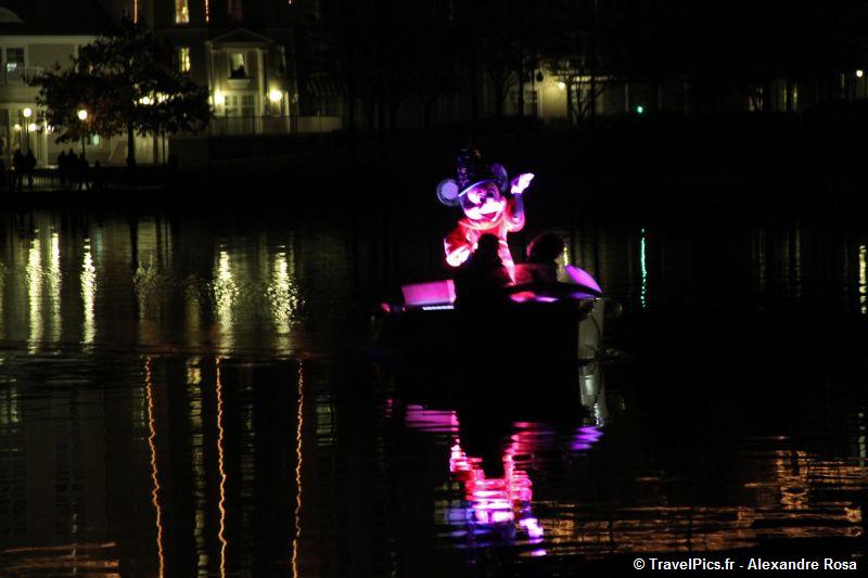 gal/Disneyland_Resort_Paris/fireworks/Bonfire_2010/Bonfire_Disney_Village_Mickey_Fireworks18.jpg