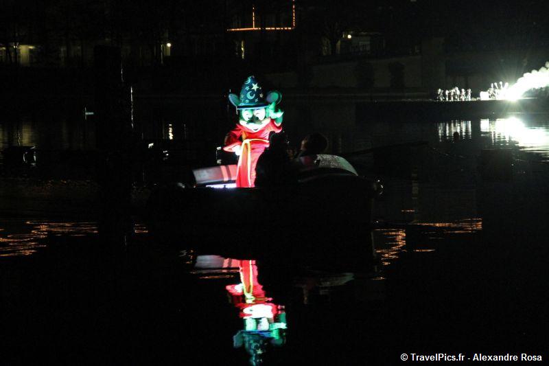 gal/Disneyland_Resort_Paris/fireworks/Bonfire_2010/Bonfire_Disney_Village_Mickey_Fireworks20.jpg