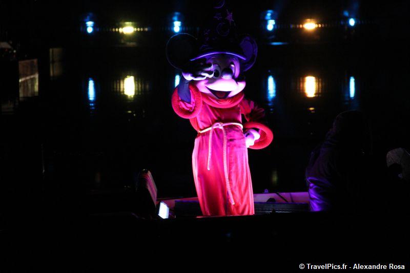 gal/Disneyland_Resort_Paris/fireworks/Bonfire_2010/Bonfire_Disney_Village_Mickey_Fireworks23.jpg