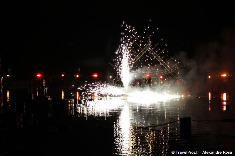 gal/Disneyland_Resort_Paris/fireworks/Bonfire_2010/Bonfire_Disney_Village_Mickey_Fireworks27.jpg