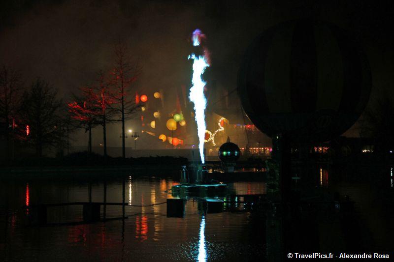 gal/Disneyland_Resort_Paris/fireworks/Bonfire_2010/Bonfire_Disney_Village_Mickey_Fireworks40.jpg