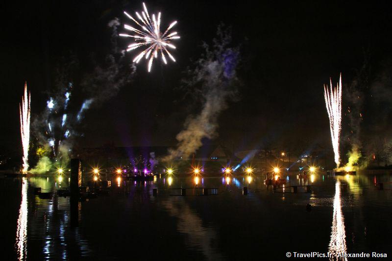 gal/Disneyland_Resort_Paris/fireworks/Bonfire_2010/Bonfire_Disney_Village_Mickey_Fireworks50.jpg