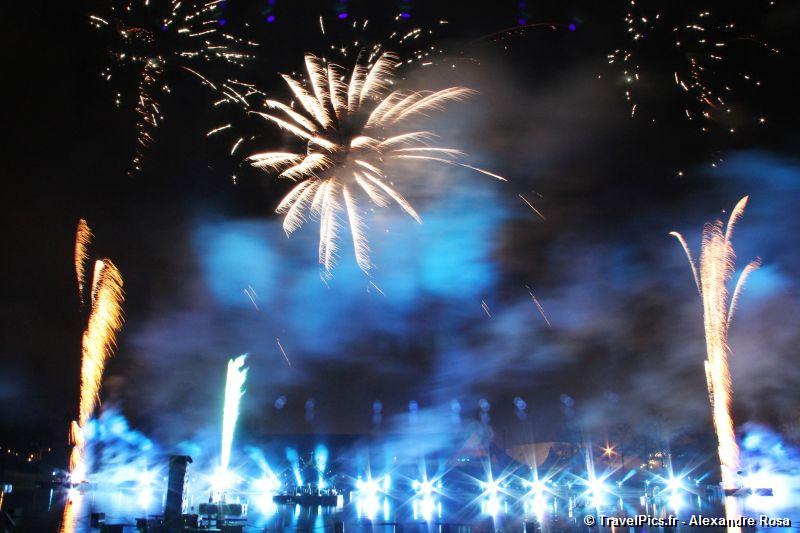 gal/Disneyland_Resort_Paris/fireworks/Bonfire_2010/Bonfire_Disney_Village_Mickey_Fireworks53.jpg
