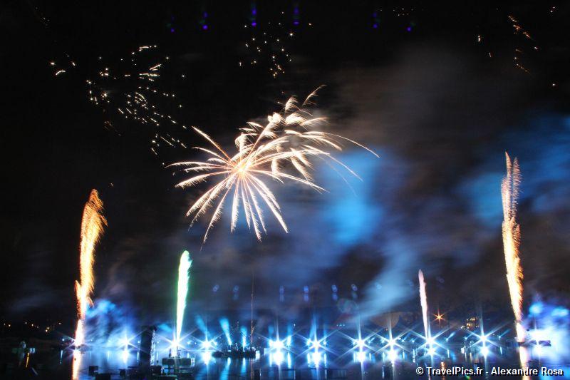 gal/Disneyland_Resort_Paris/fireworks/Bonfire_2010/Bonfire_Disney_Village_Mickey_Fireworks54.jpg