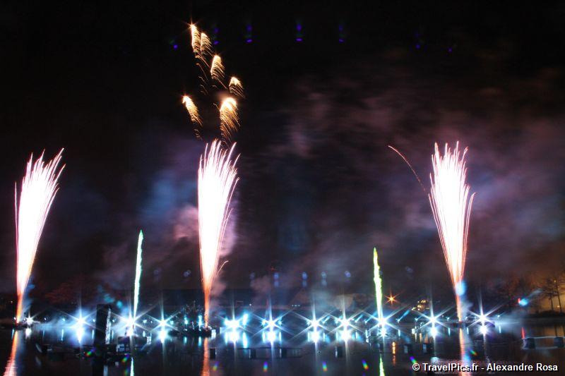 gal/Disneyland_Resort_Paris/fireworks/Bonfire_2010/Bonfire_Disney_Village_Mickey_Fireworks56.jpg