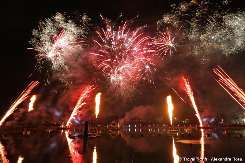 gal/Disneyland_Resort_Paris/fireworks/Bonfire_2010/Bonfire_Disney_Village_Mickey_Fireworks75.jpg
