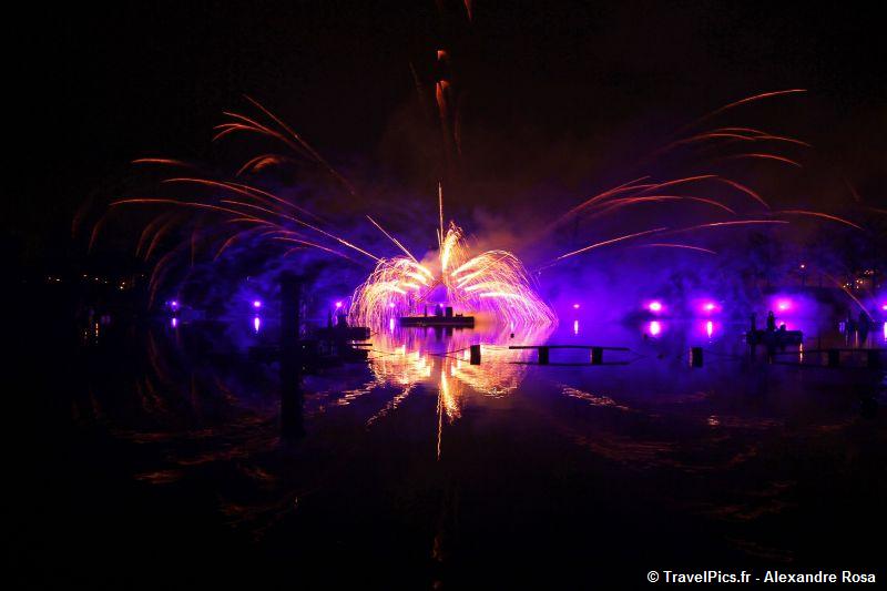 gal/Disneyland_Resort_Paris/fireworks/Bonfire_2010/Bonfire_Disney_Village_Mickey_Fireworks92.jpg