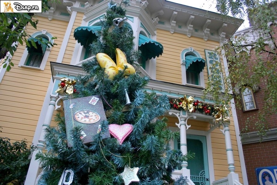 gal/Disneyland_Resort_Paris/noel07/Sapins/sapinstour17.jpg