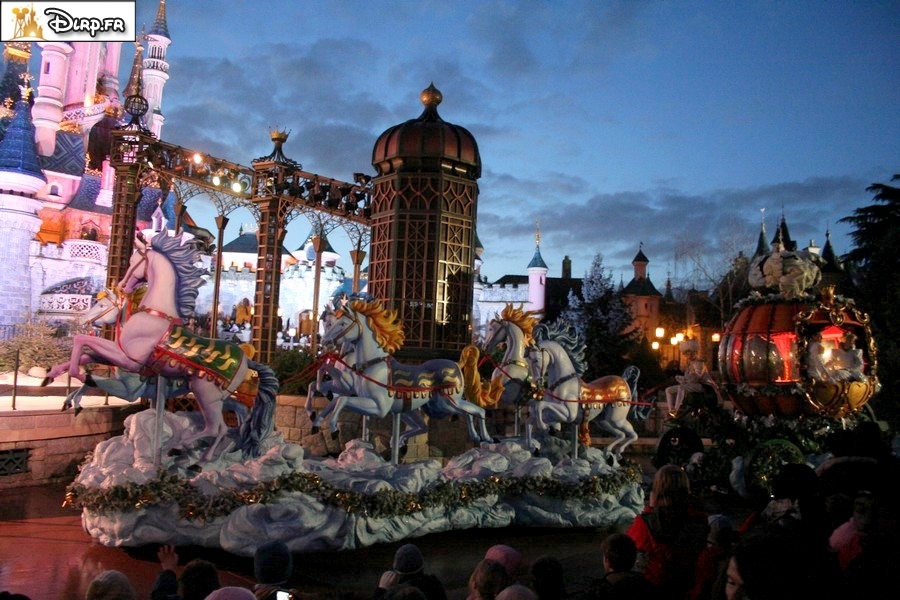 gal/Disneyland_Resort_Paris/noel07/christmasparade/xmasparadenight04.jpg