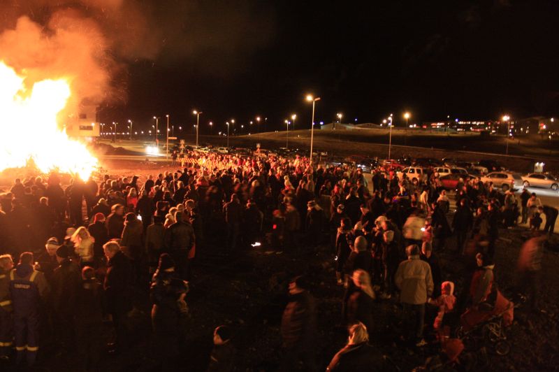 gal/Iceland/New_Year_Fireworks/Bonfire/Reykjavik_New_Year_Eve_Bonfire10.jpg