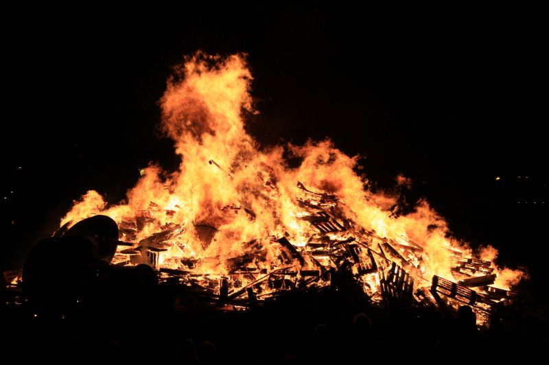 gal/Iceland/New_Year_Fireworks/Bonfire/Reykjavik_New_Year_Eve_Bonfire13.jpg