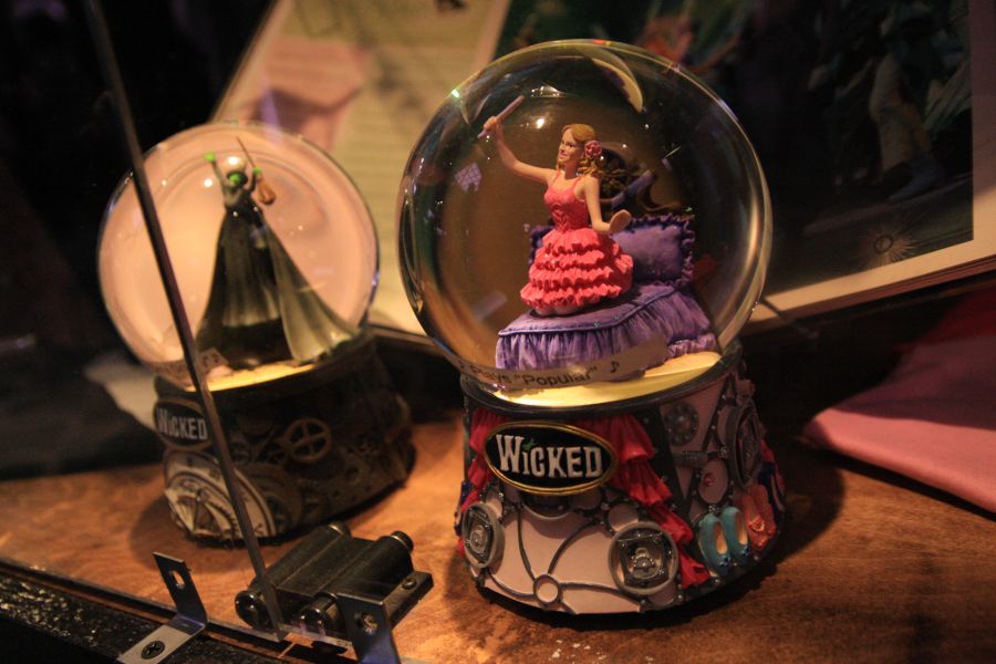 gal/Musical_Theatres/Wicked_-_Apollo_Victoria/Merchandising/Wicked_Musical_London077.jpg