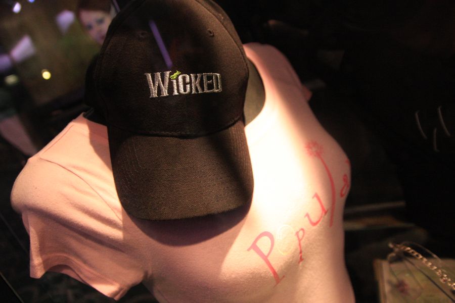 gal/Musical_Theatres/Wicked_-_Apollo_Victoria/Merchandising/Wicked_Musical_London081.jpg