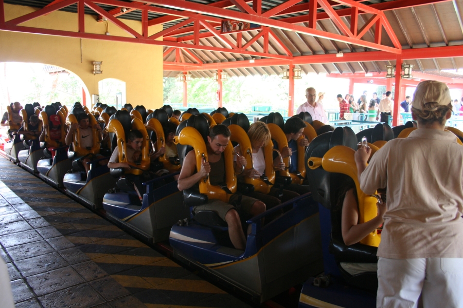 gal/Theme_Parks/Port_Aventura/Port_Aventura_Park_-_Chine/Dragon_Khan_Onride/IMG_7299.JPG