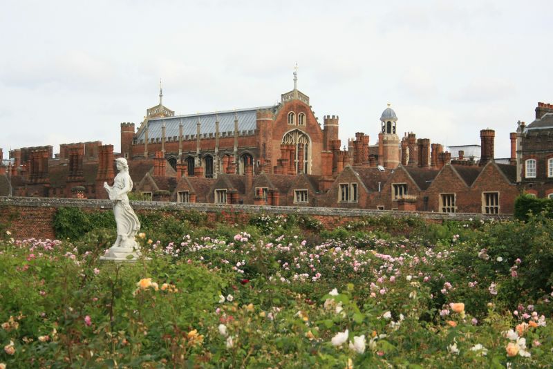 gal/Voyages/Angleterre/Hampton_Court_Palace/Rose_Garden/Hampton_Court_Rose_Gardens03.jpg